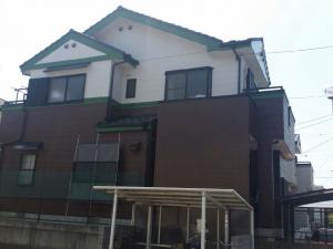 各務原市で、雨の跡が残る二階建て洋風住宅への塗装工事